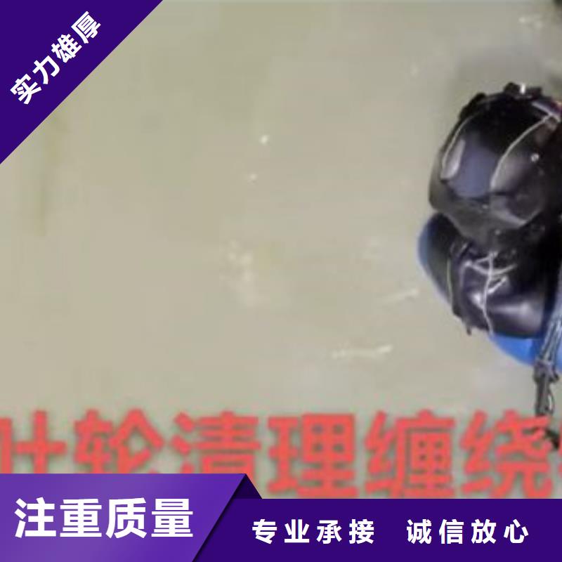 污水厂水中维保施工团队身边的打捞队